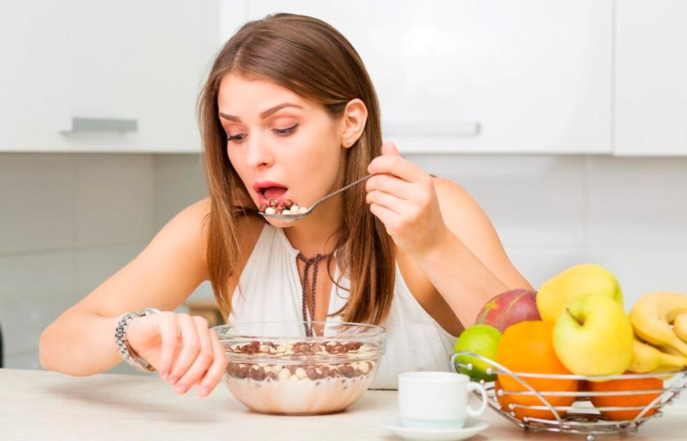 The girl controls the speed of food intake