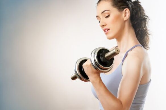 Physical exercise with dumbbells helps in the process of losing 5 kg in 7 days
