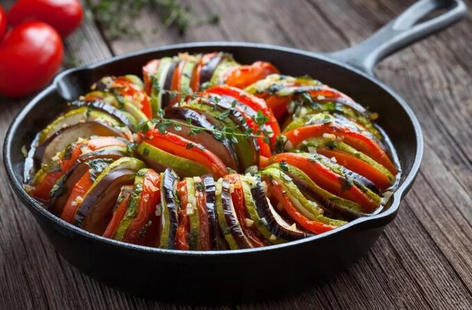 Garnir with the tomatoes and zucchini
